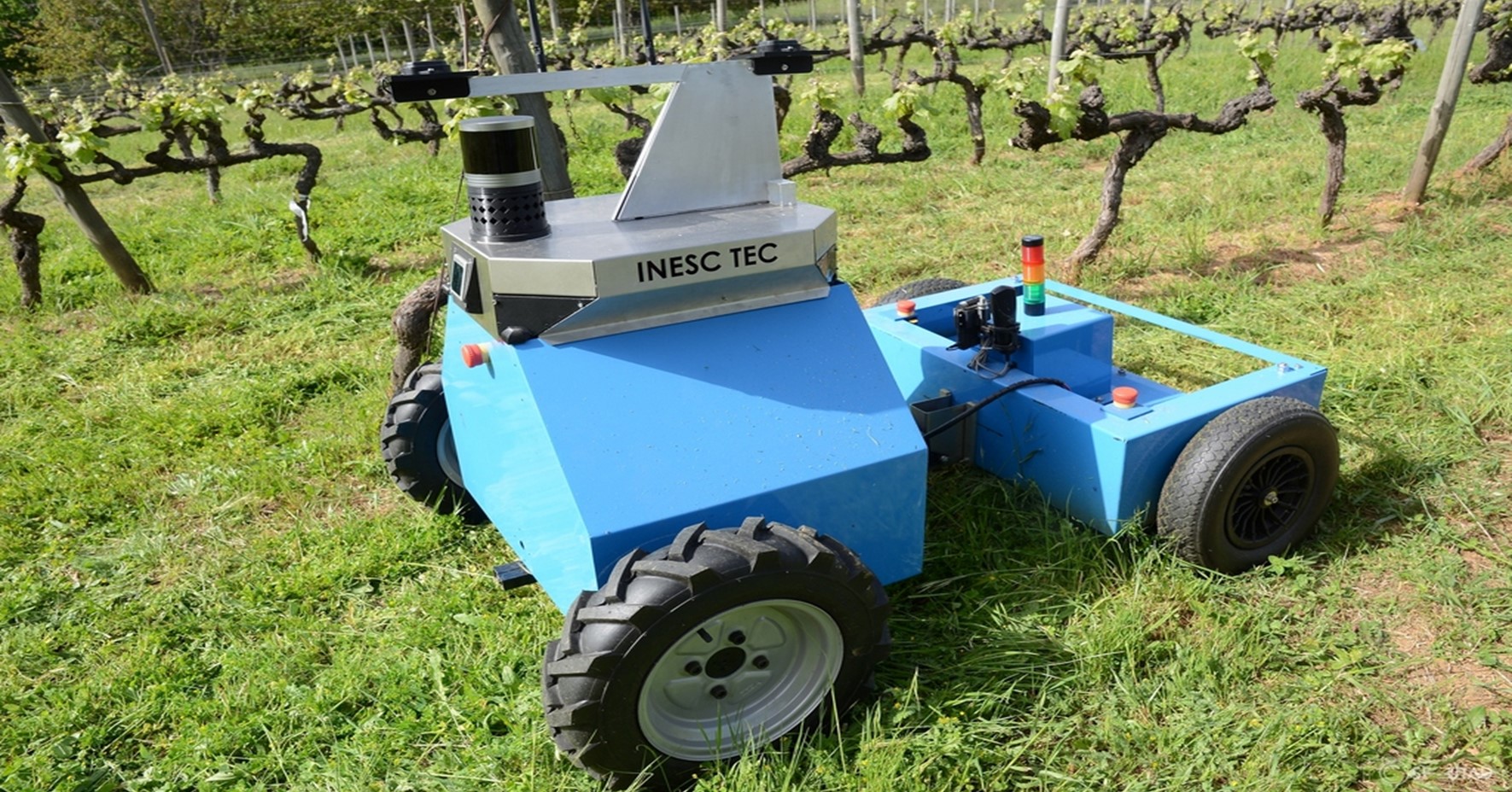 INESC TEC Robot Modular-E on agricultural land developed under the NOVATERRA project
