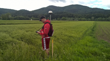 Field inspector from GZC performing an OTSC with portable GNSS equipment that uses EGNOS