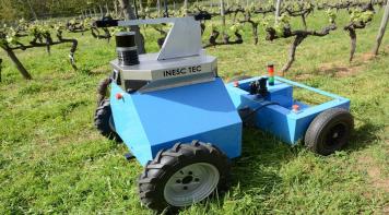 INESC TEC Robot Modular-E on agricultural land developed under the NOVATERRA project